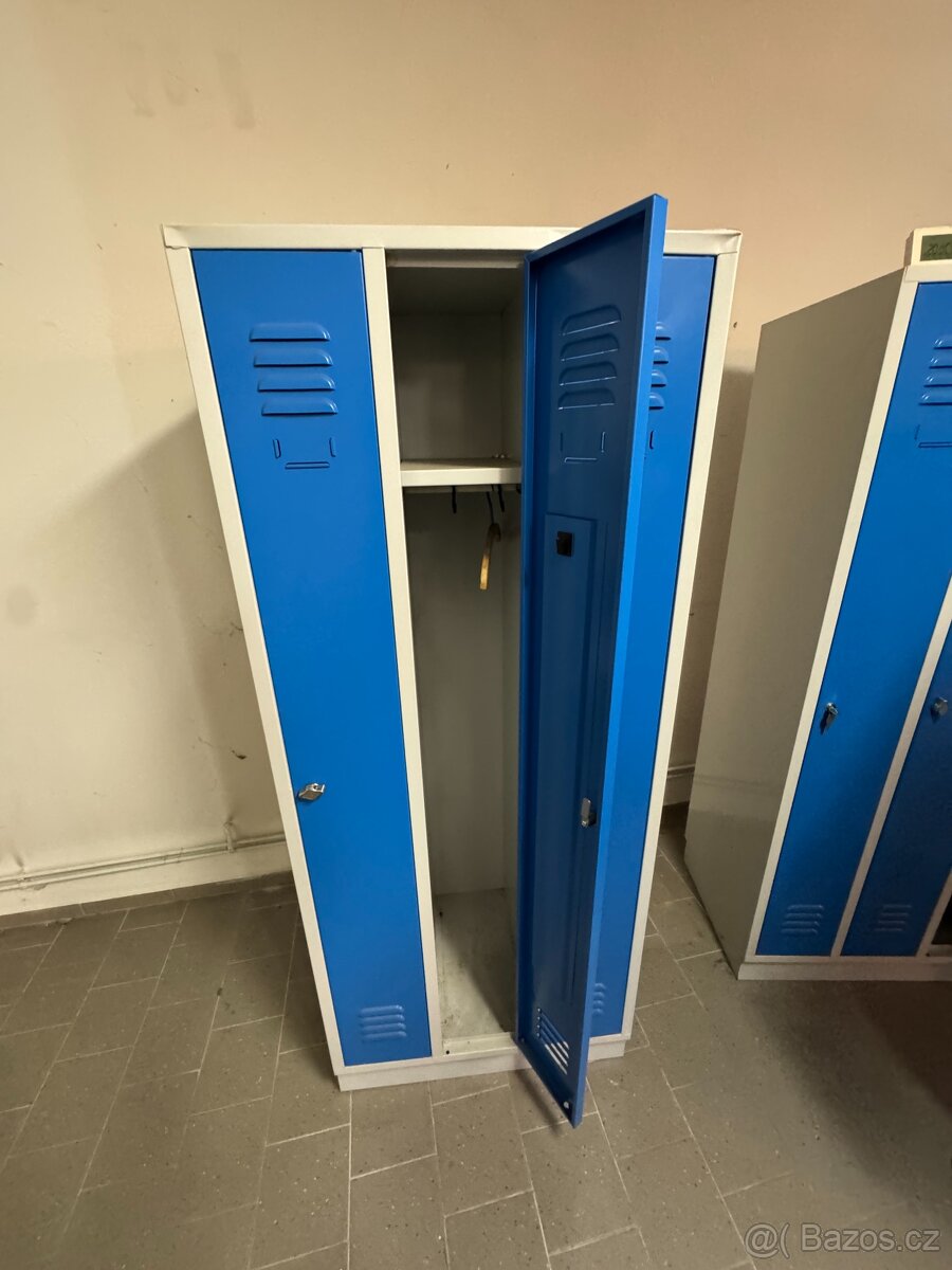 Kovová šatní skříňka do práce - 3