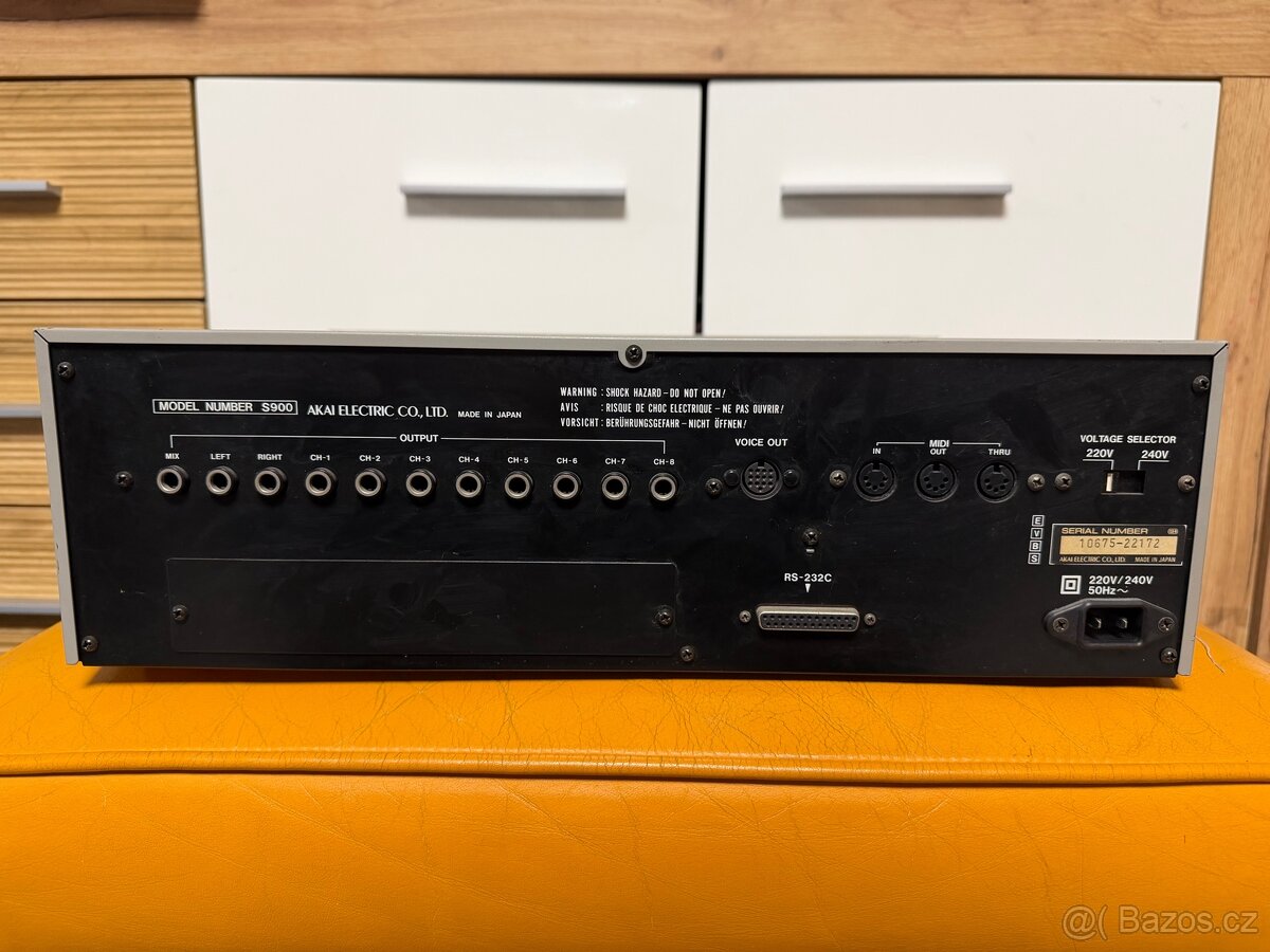 Akai S900 is a 12-bit sampler - 3