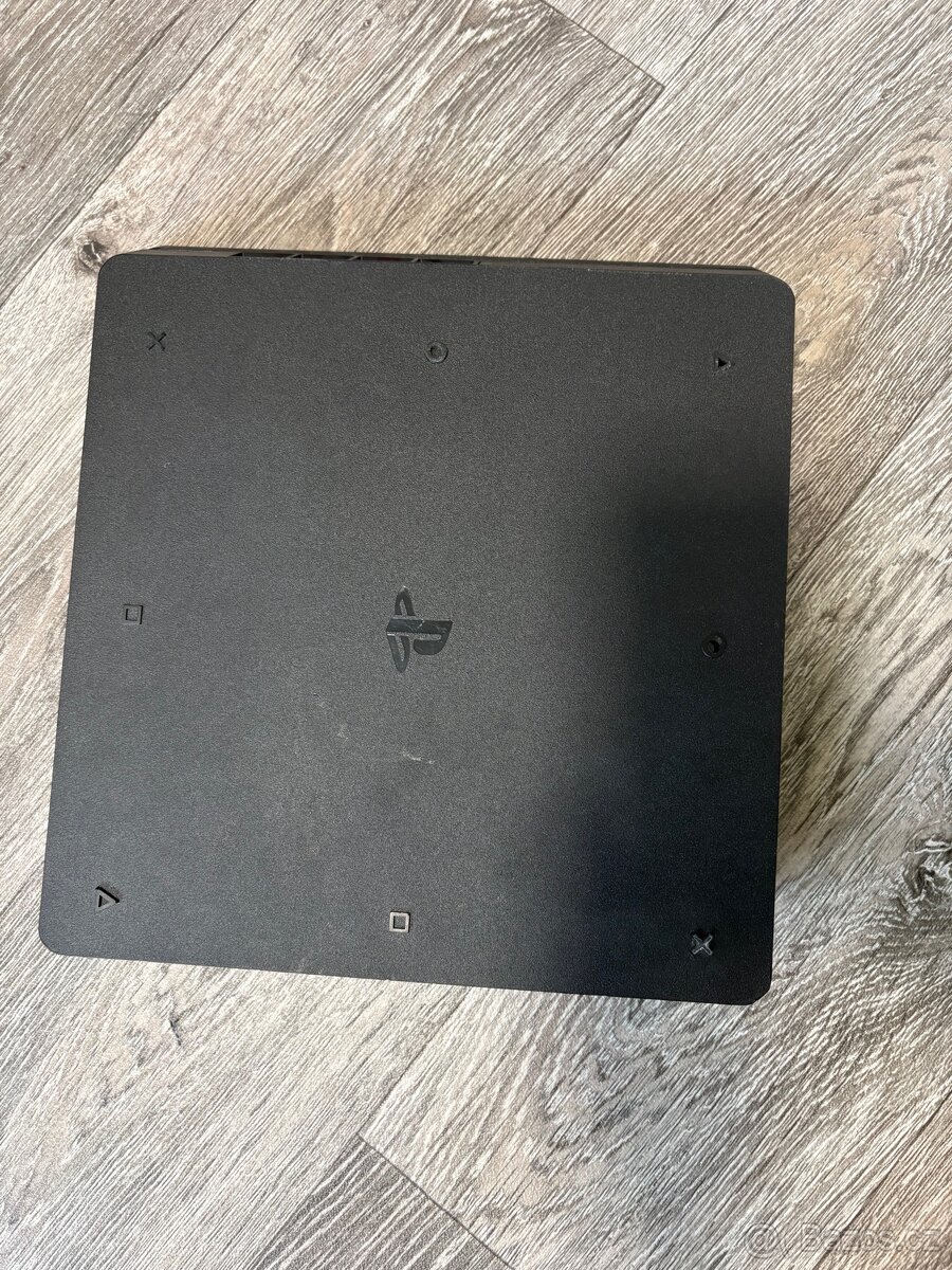 Playstation 4 slim (1 TB) - 3