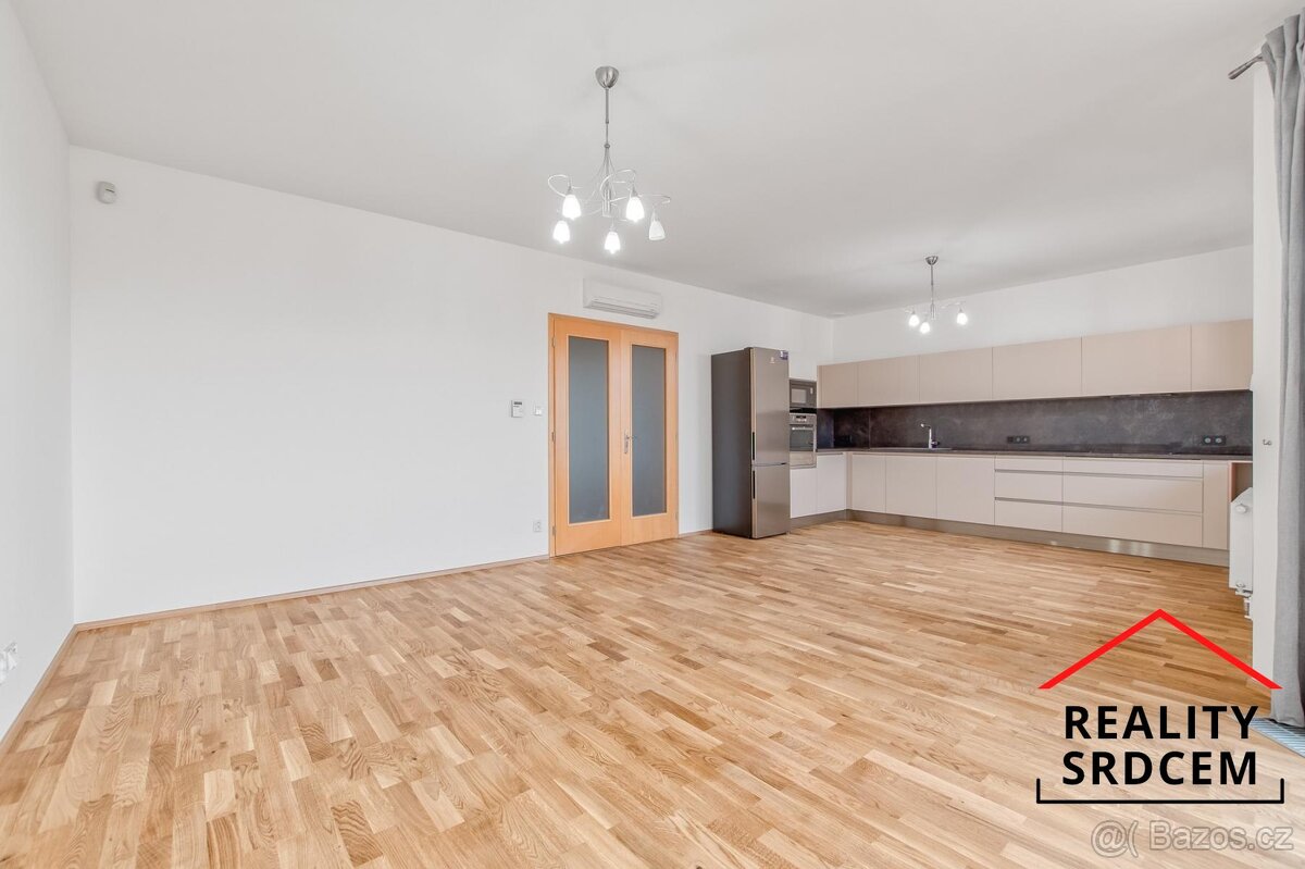 Pronájem prostorného bytbytu 4+kk s balkónem, lodžií i parko - 3