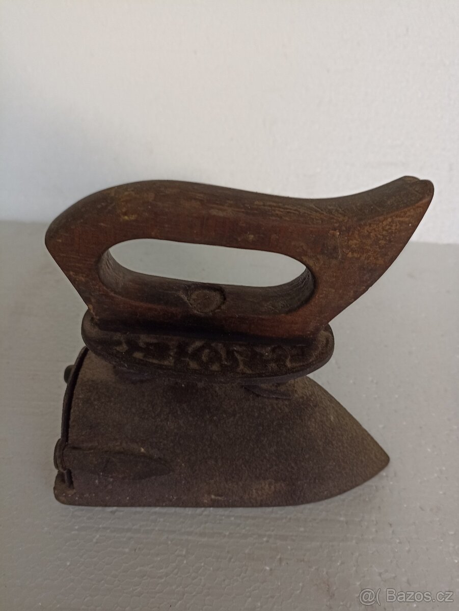 Stará žehlička s topením - 3