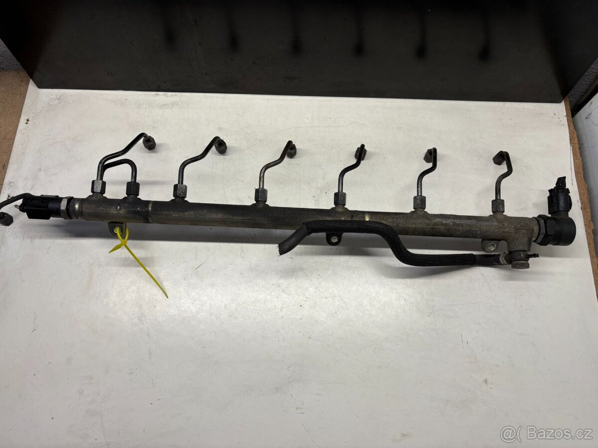 //Vstřikovací lišta Mercedes 2.2/2.7/3.0CDI // - 3