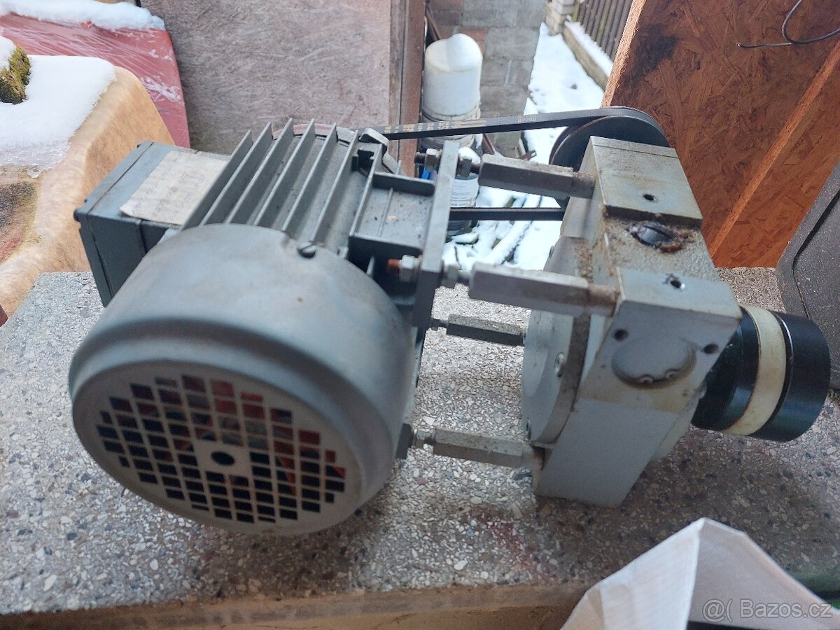 Elektromotor s úhlovou převodovkou - 220V/250W... 54ot./min. - 3