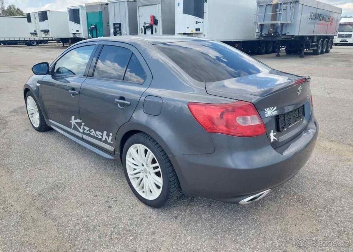 Prodám Suzuki Kizashi 2.4 4WD benzín - 3