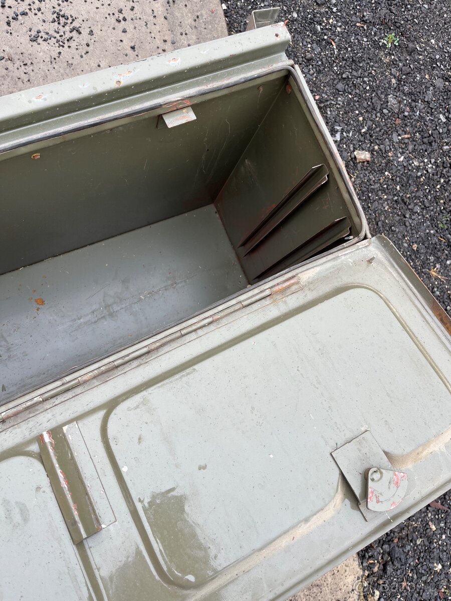 Praga V3S - kastlík na nářadí - 3