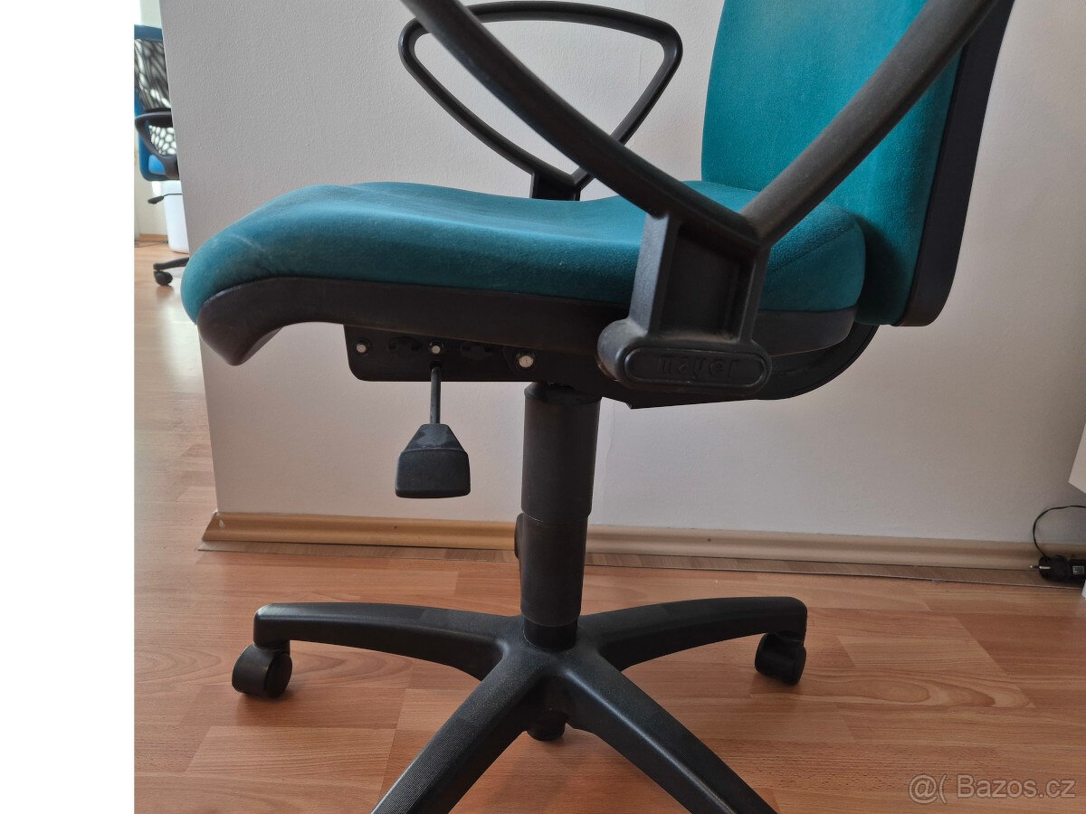 Kancelářská židle, má 3 páčky pro nastavení - 3