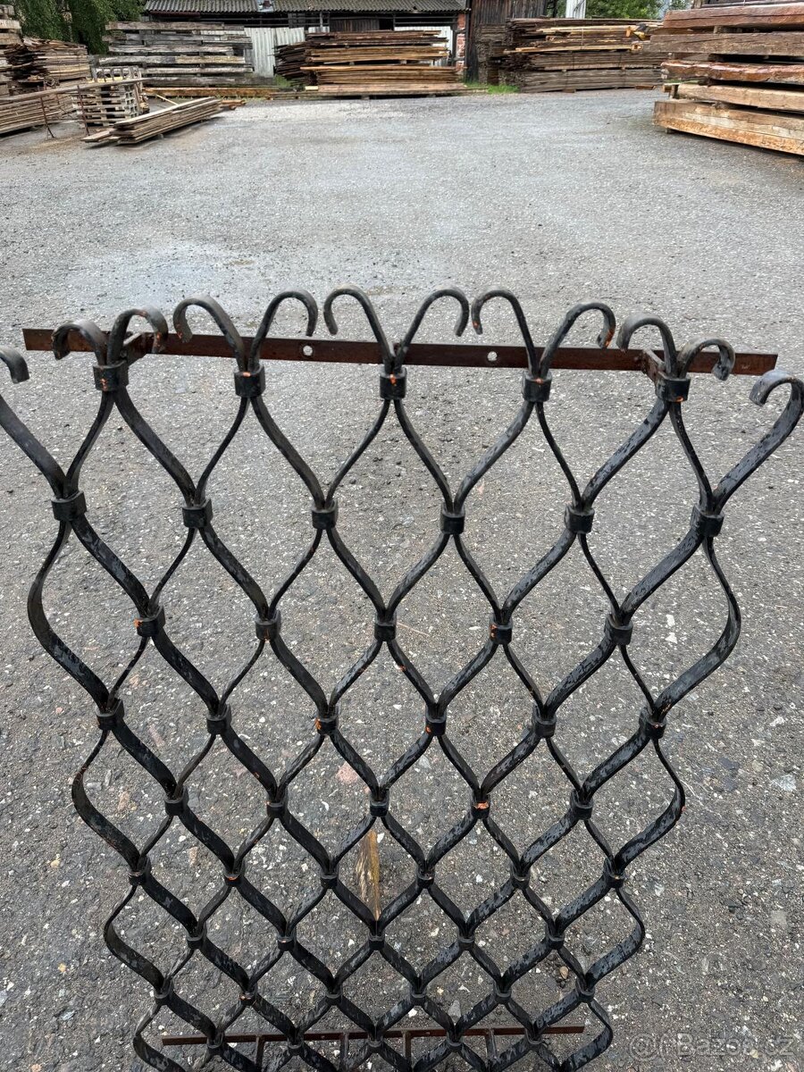 Staré železné mříže 2 - 3