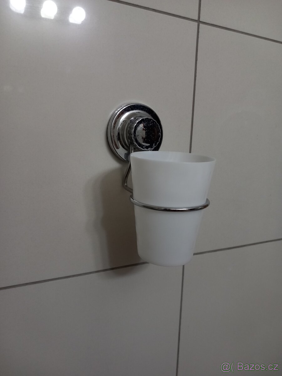 Držák kartáčků s přísavkou na zeď SIKO - 3