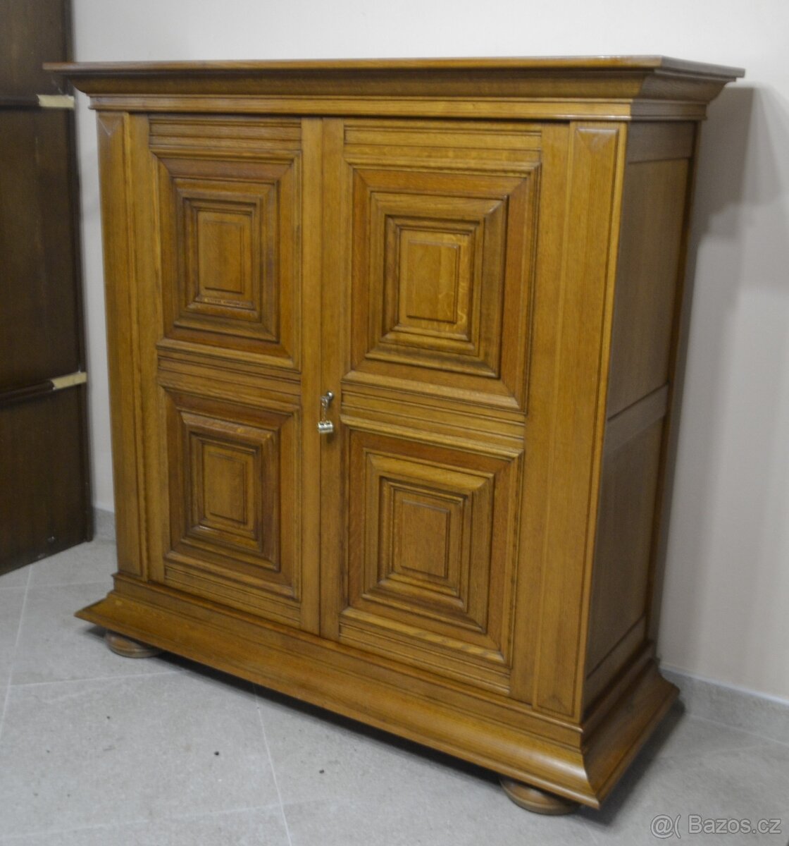 Dubová, masivní komoda na zbraně. TOP - 3