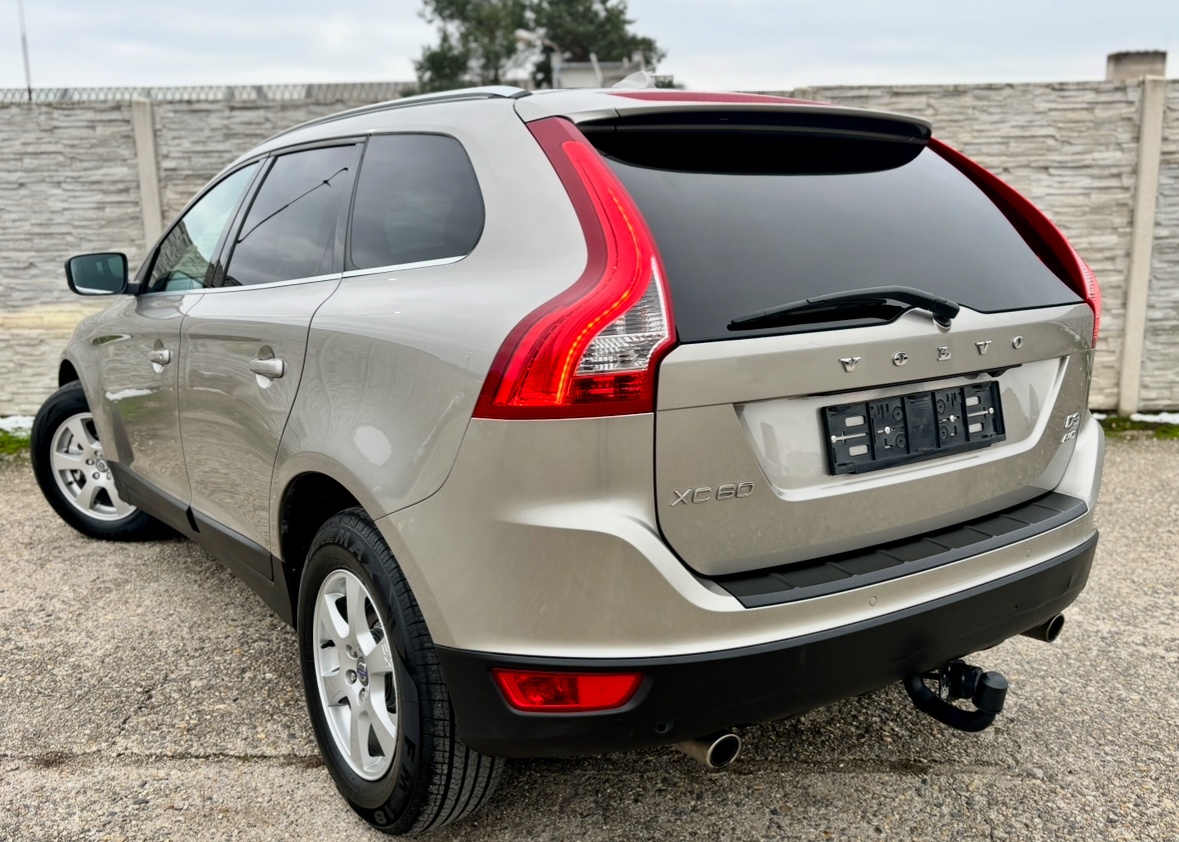 VOLVO XC60 2.4 D3 AWD SUMMUM •Ťažné •Manuál •Panorama - 3