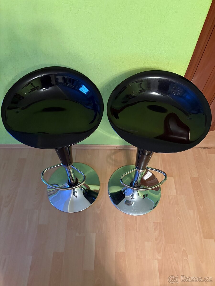 2 Barové židle . - 3