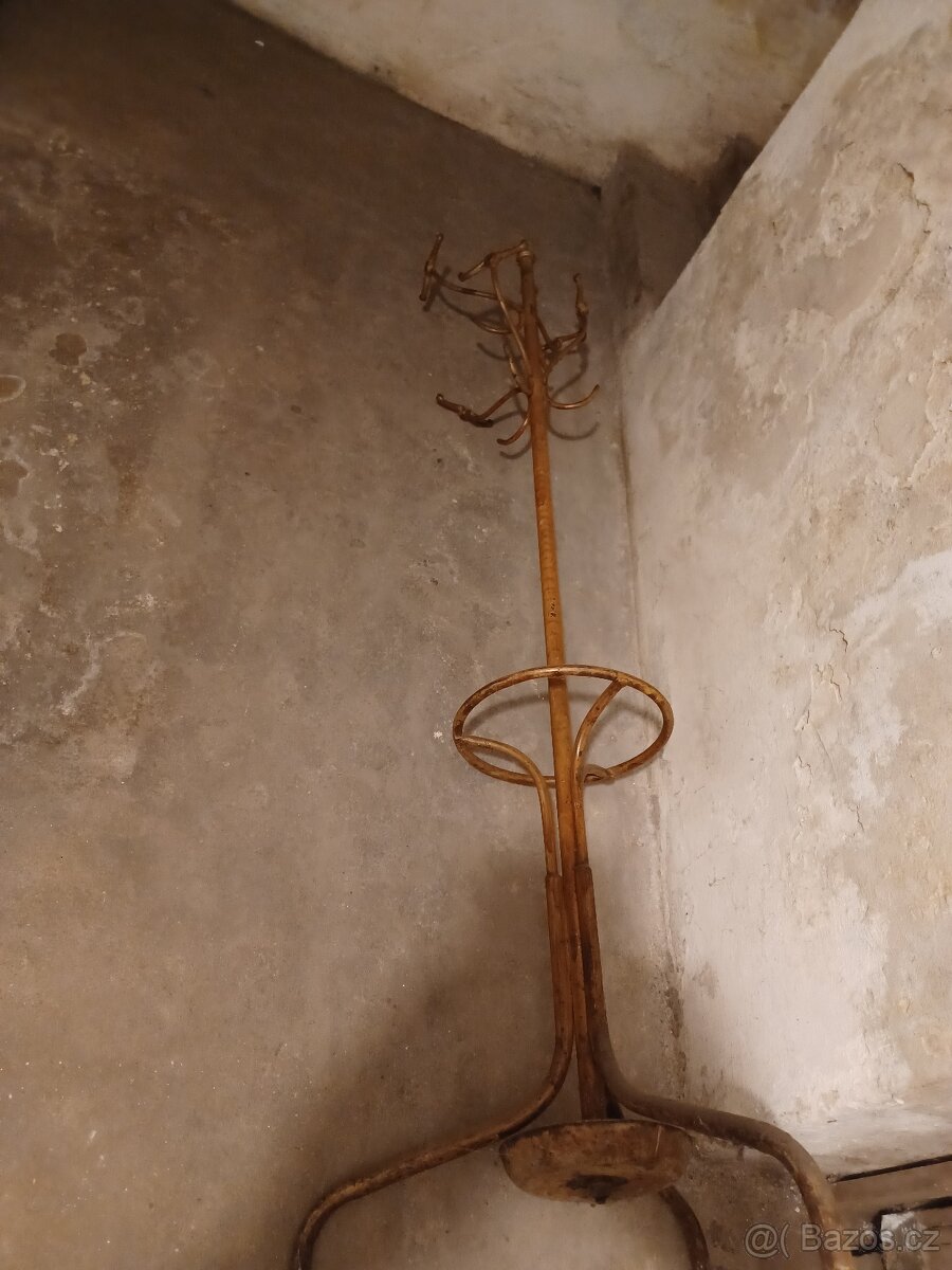 Věšák - 3