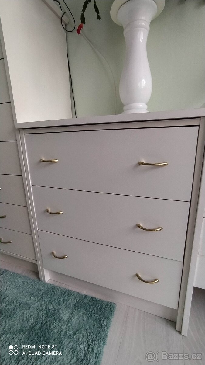 Čtyři bílé zásuvkové komody - 3