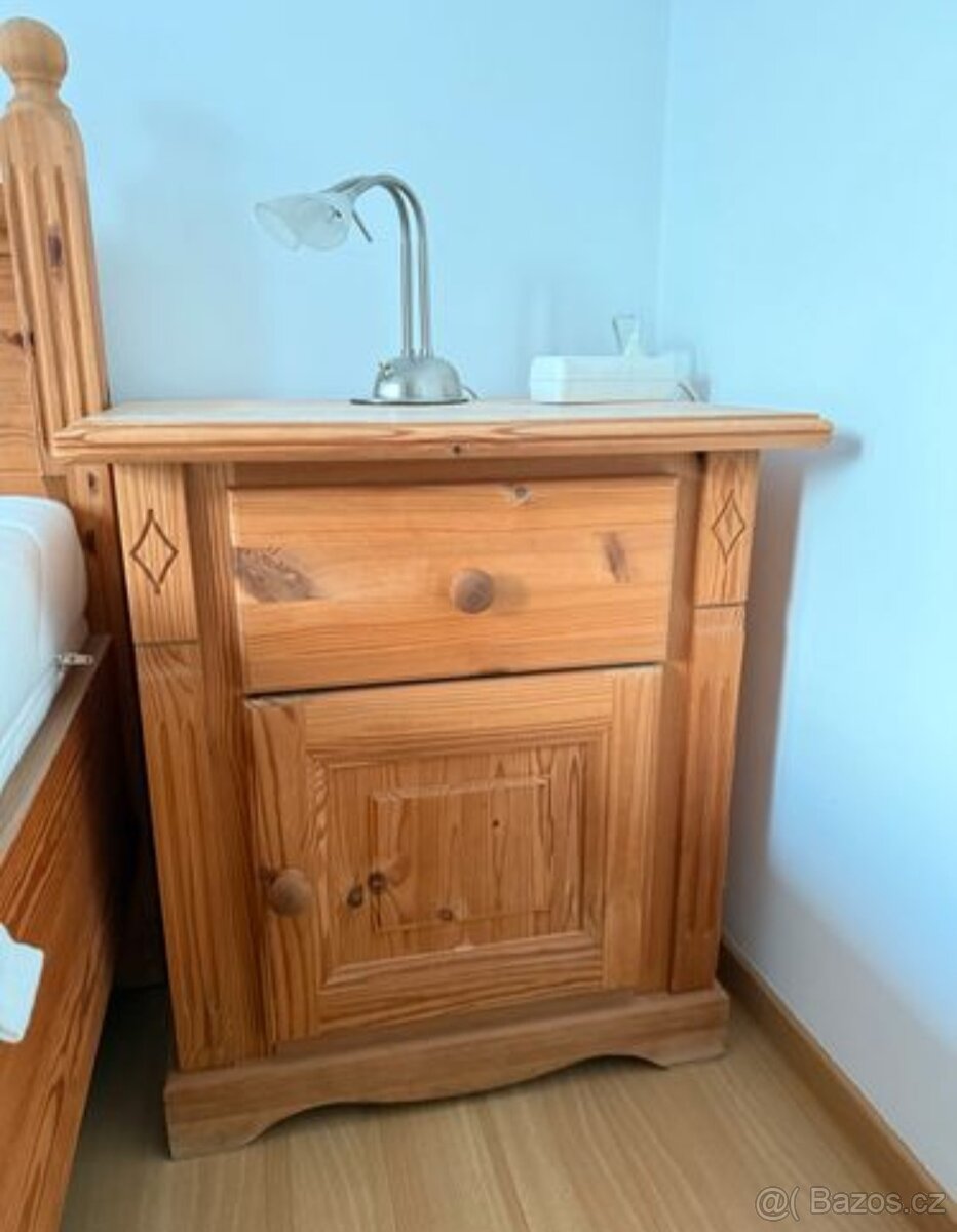 MASIVNÍ POSTEL S NOČNÍMI STOLKY A KOMODOU - 3