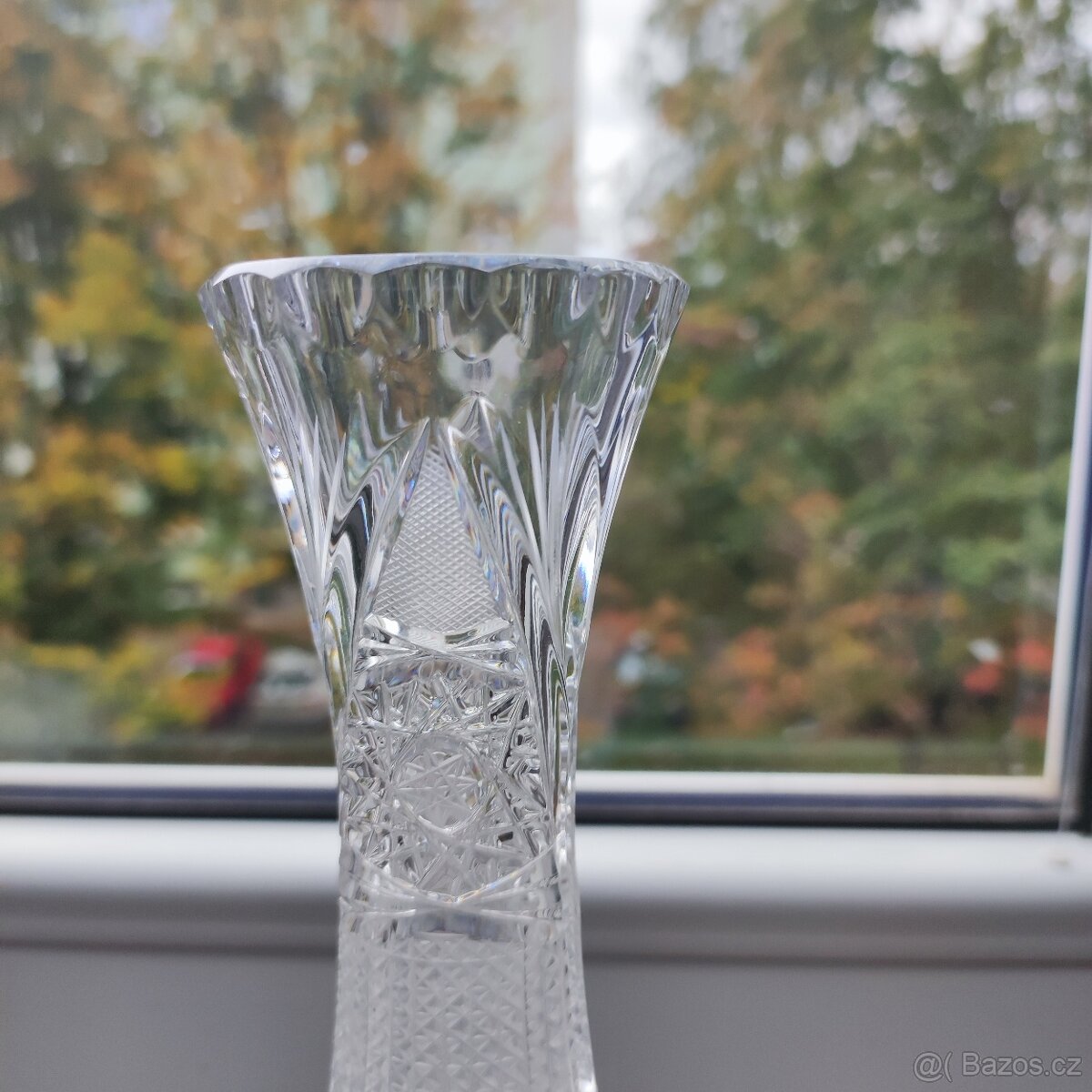 menší broušená váza na jeden květ - 3