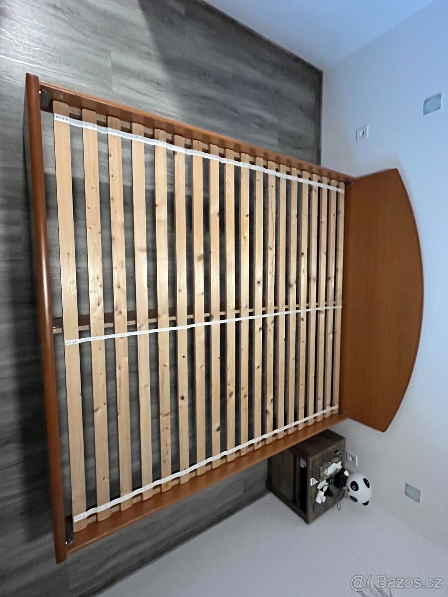 Dřevěná postel pro dva - 3