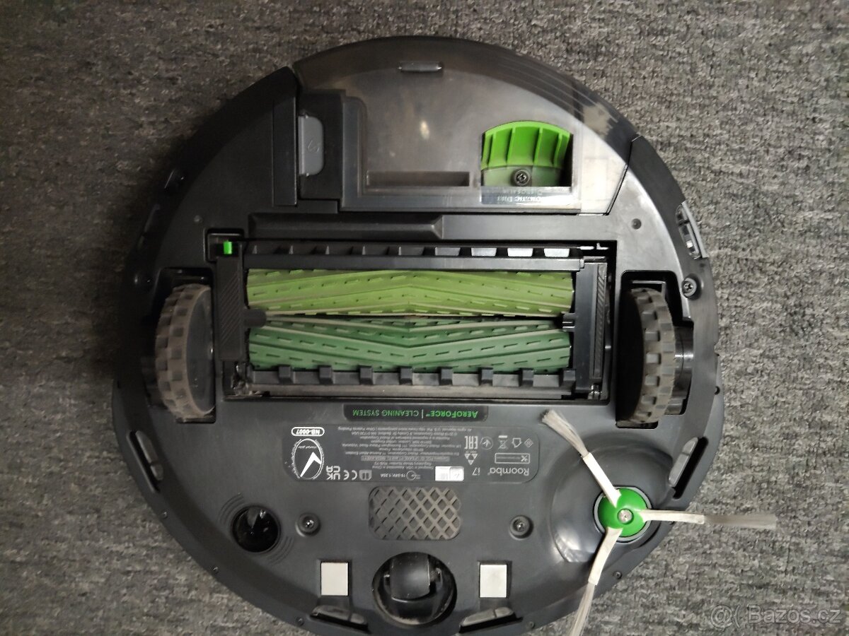iRobot Roomba i7 se stanicí CleanBase - 3