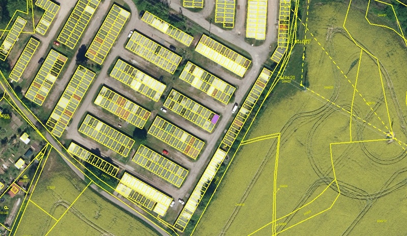 Pronájem udržované garáže s elektřinou v žádané lokalitě za - 3