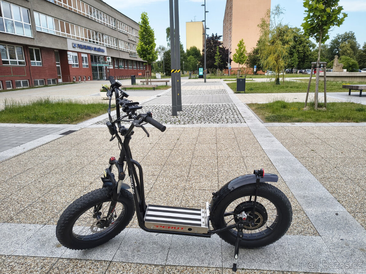 Elektrokoloběžka PERUT BAT, dojezd 88 km, bohatá výbava - 3