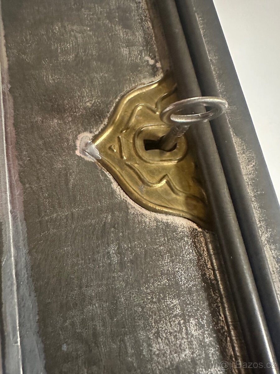 Starožitná kovová uzamykatelná schránka - 3