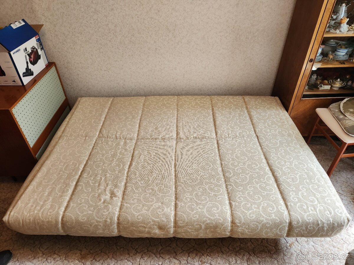 Rozkládací gauč a taburet - 3