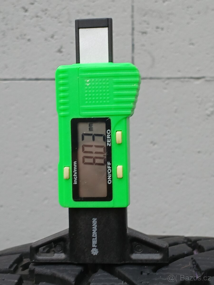 Pěkné zimní pneu Nokian 225/60/18 vzorek 8mm - 3