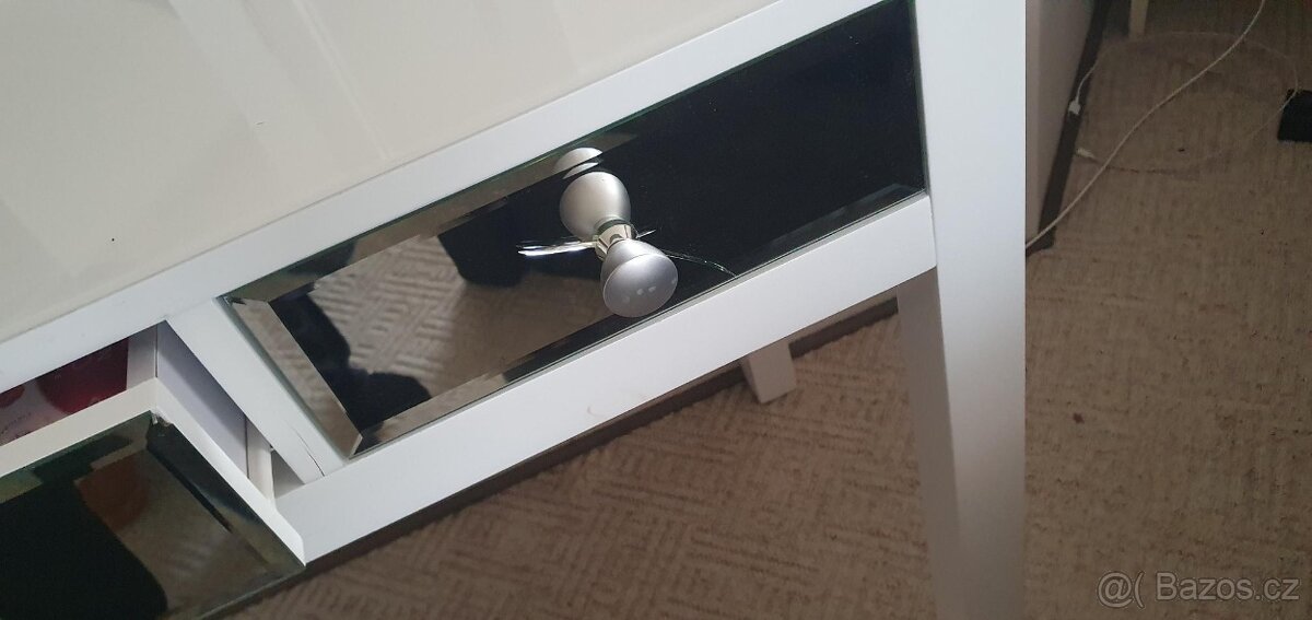 Velká bílá toaletka - 3