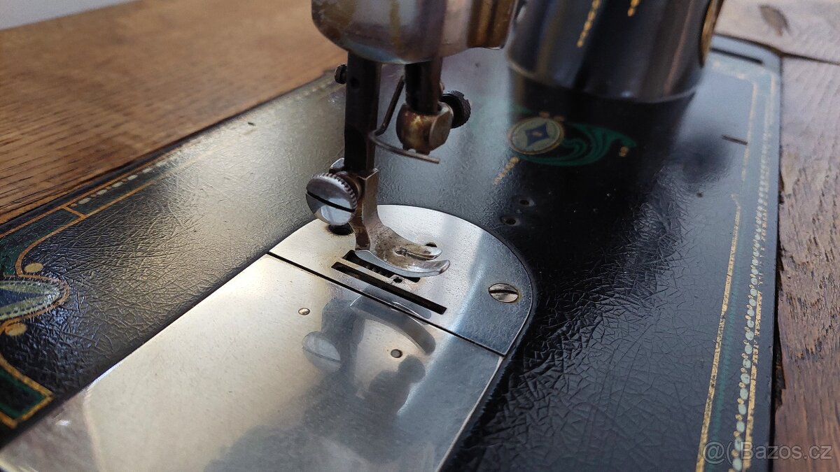 STAROŽITNÝ ŠICÍ STROJ (MINERVA / BOBBIN) - 3