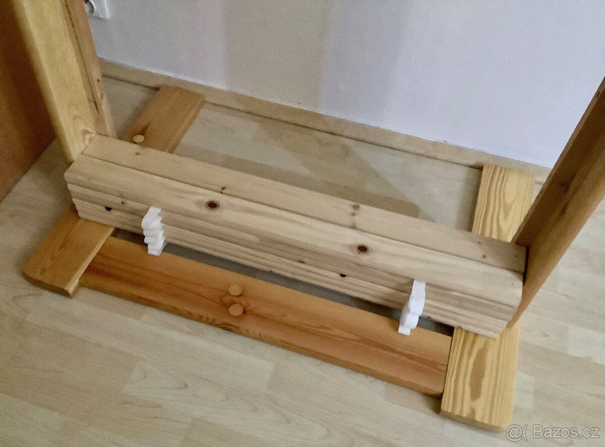 dřevěná postel s roštem. - 3
