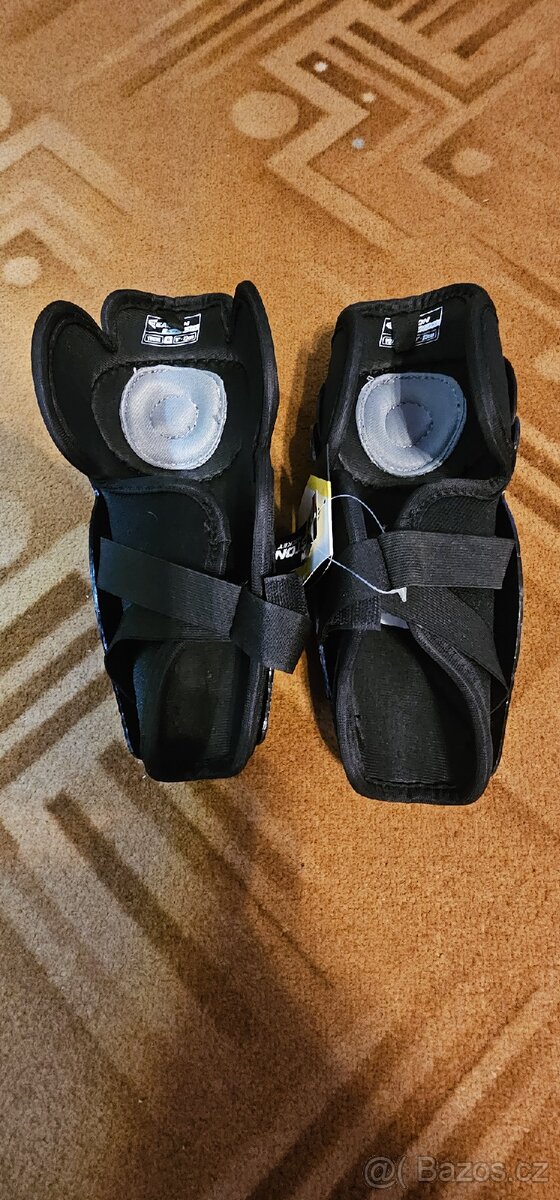 NEPOUŽITÉ HOKEJOVÉ CHRÁNIČE EASTON VELIKOST YOUTH 9"-23CM - 3