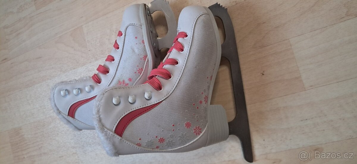 Prodám dívčí lední brusle Crowned GLAMOUR JR vel 31 - 3