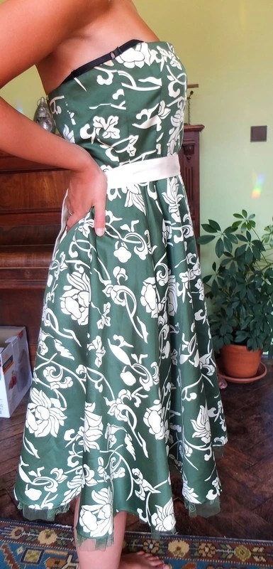 Saténové bílé květinové letní zelené šaty - 3