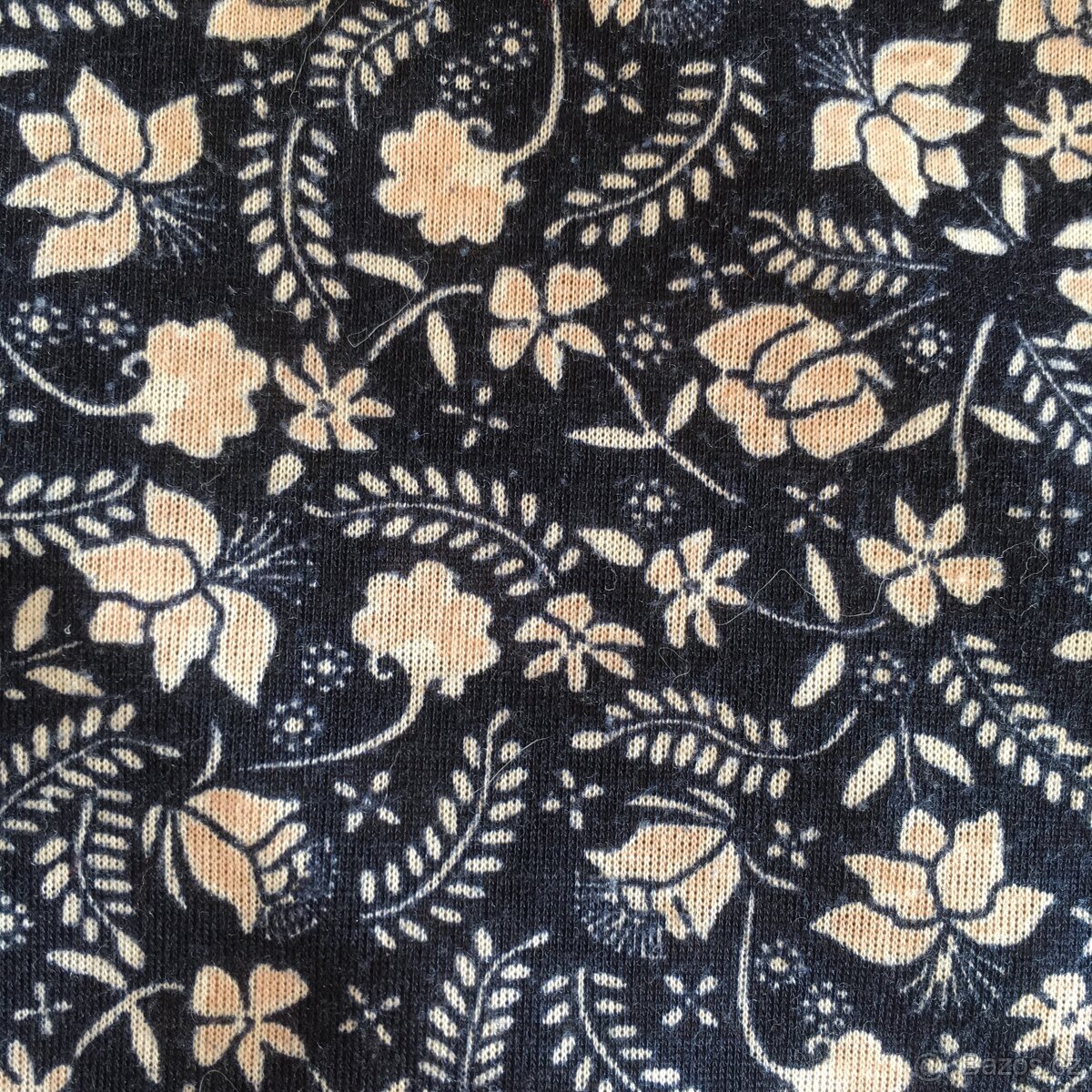 Tmavěmodrá halenka s výstřihem do V - 3