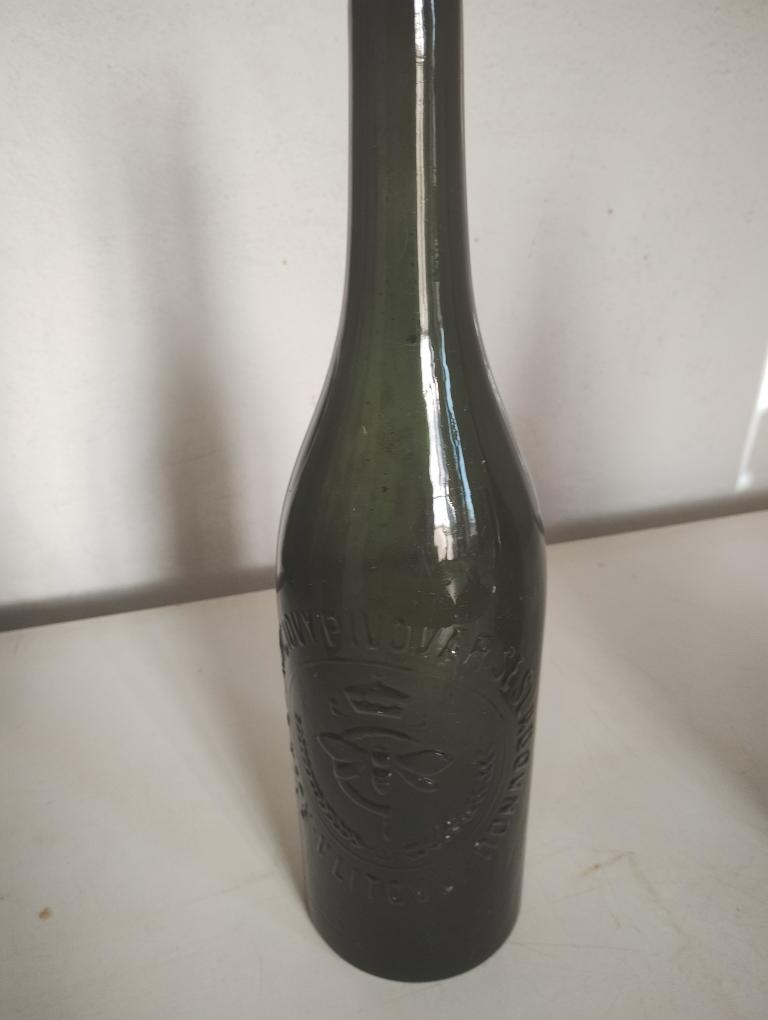 staré pivní lahve a pivní sklo - 3