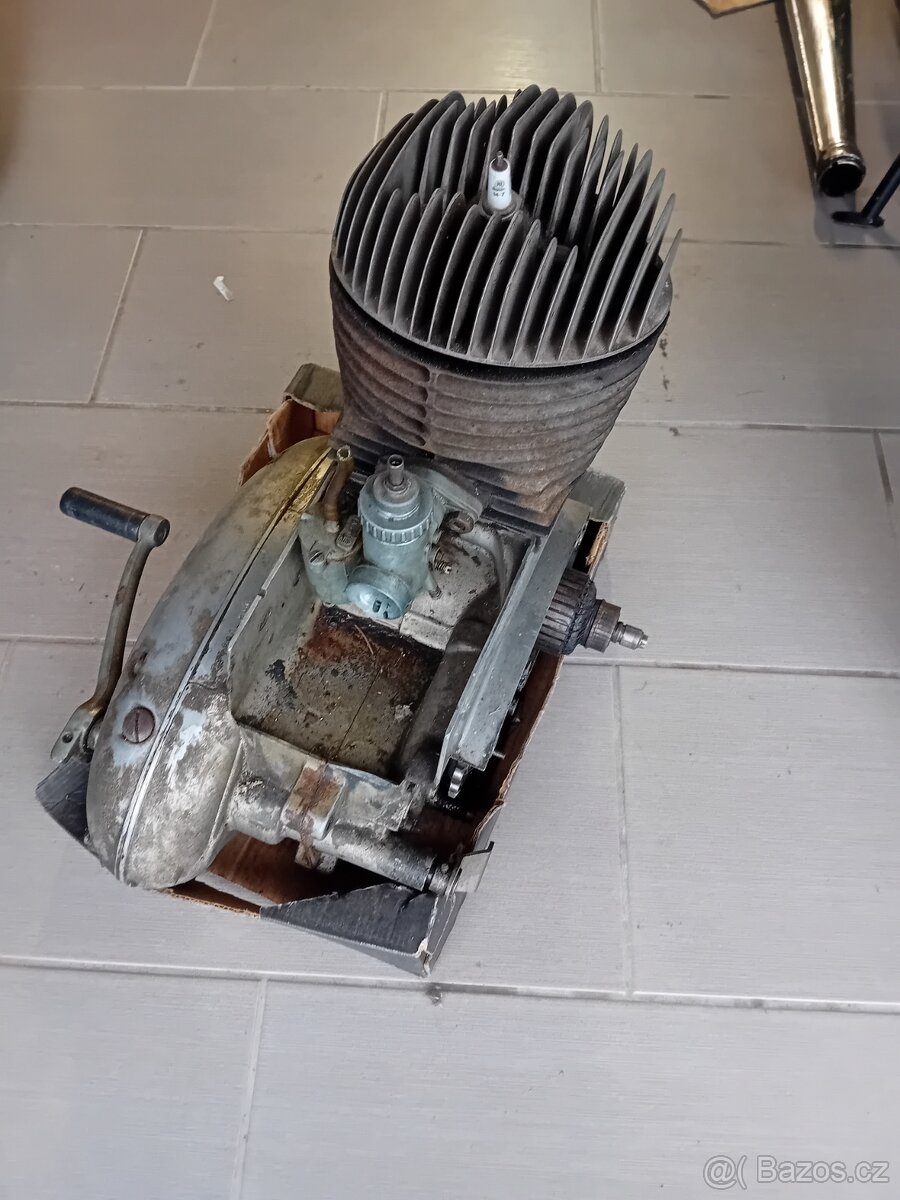 Jawa 250 panelka motor - 3