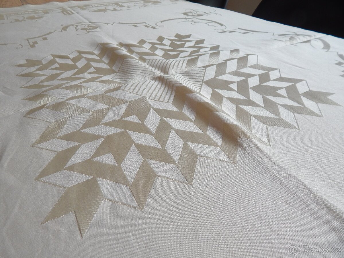 Krásný damaškový ubrus s monogramem MP - 155 x 157 - 3