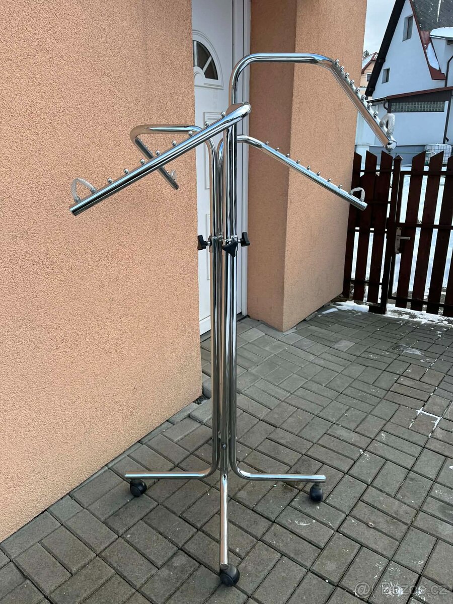 Čtyřramenný stojan na textil do obchodu - 3