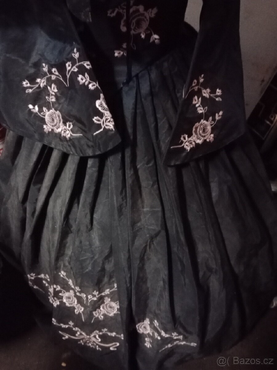 Dobové šaty na stojanu - 3