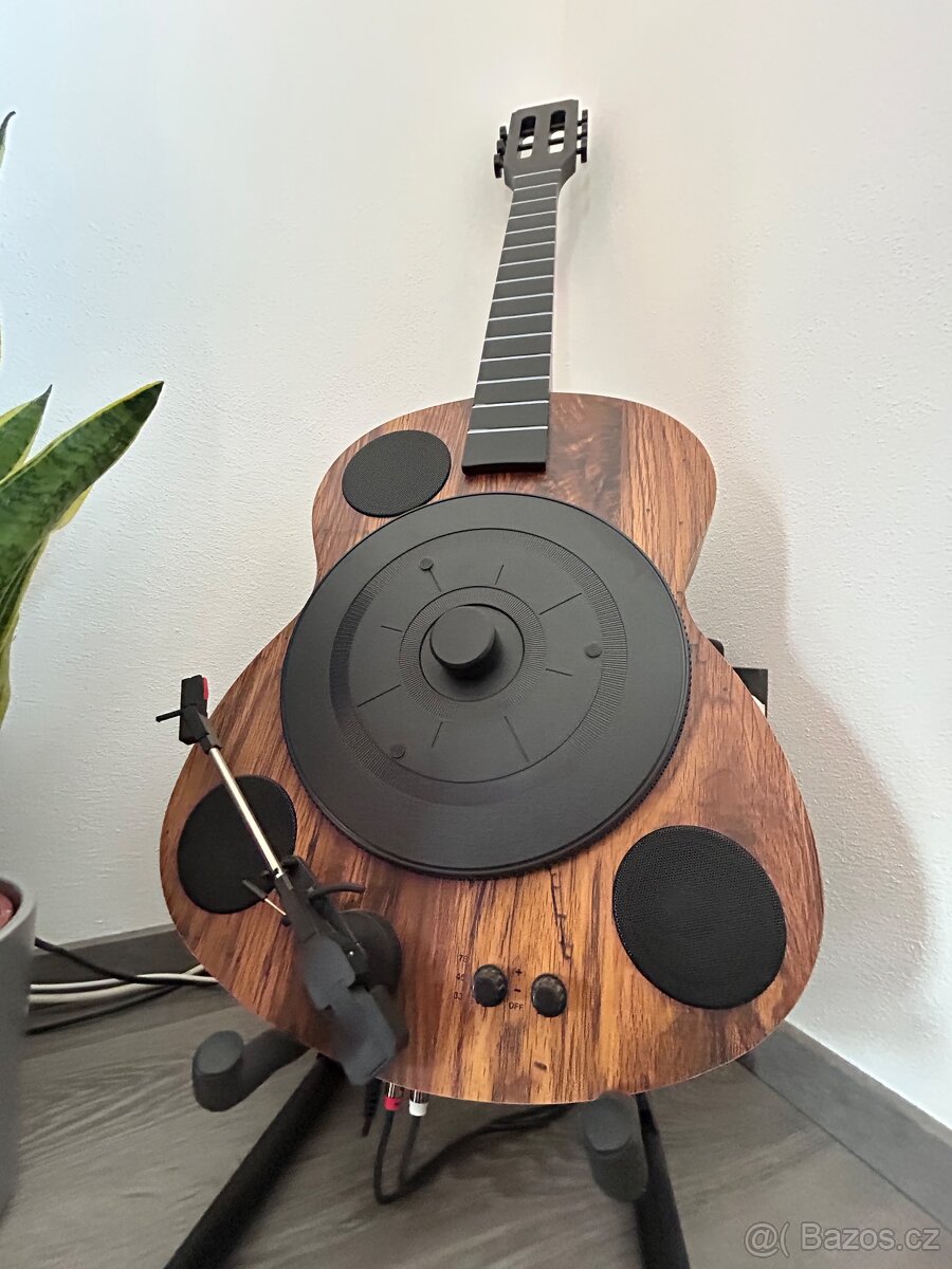 Gramofon ve tvaru kytary - 3