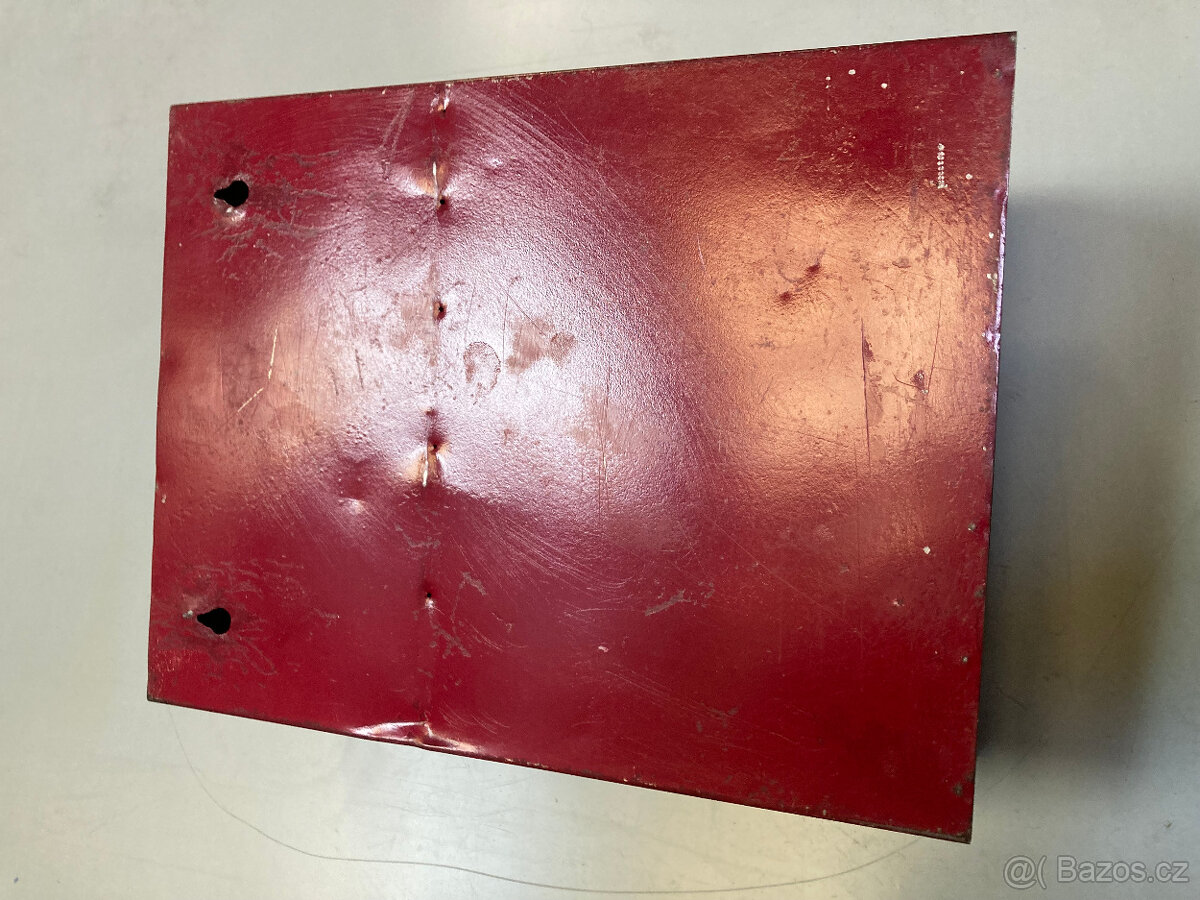 Skříňka plechová nástěnná závěsná uzamykatelná za 300 kč - 3