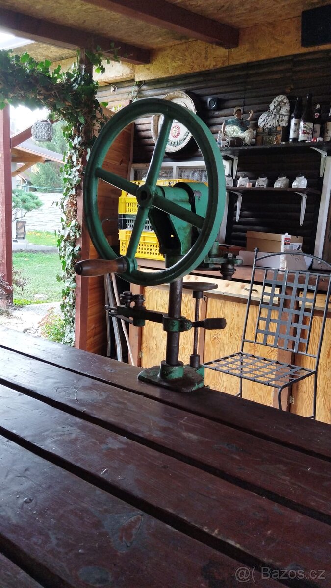 Strojek na uzavírání plechových konzerv BAX136 - 3