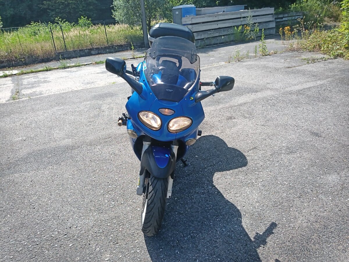 Triumph Sprint ST 955i - 3