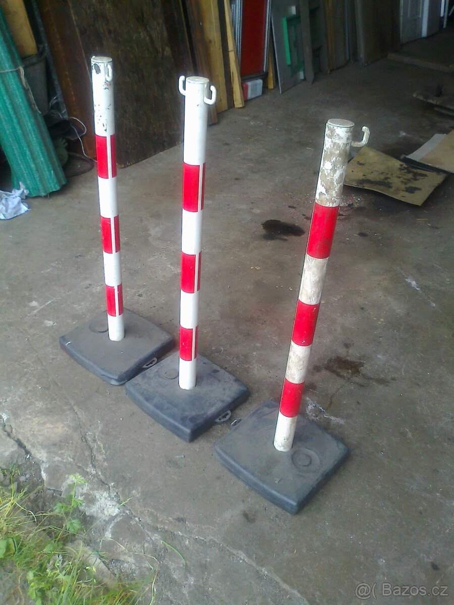 Plastové sloupky s řetězem. - 3