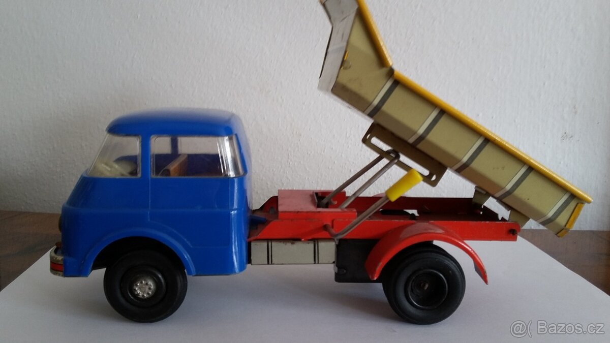 Staré nákladní auto na setrvačník NDR 1968 - 3