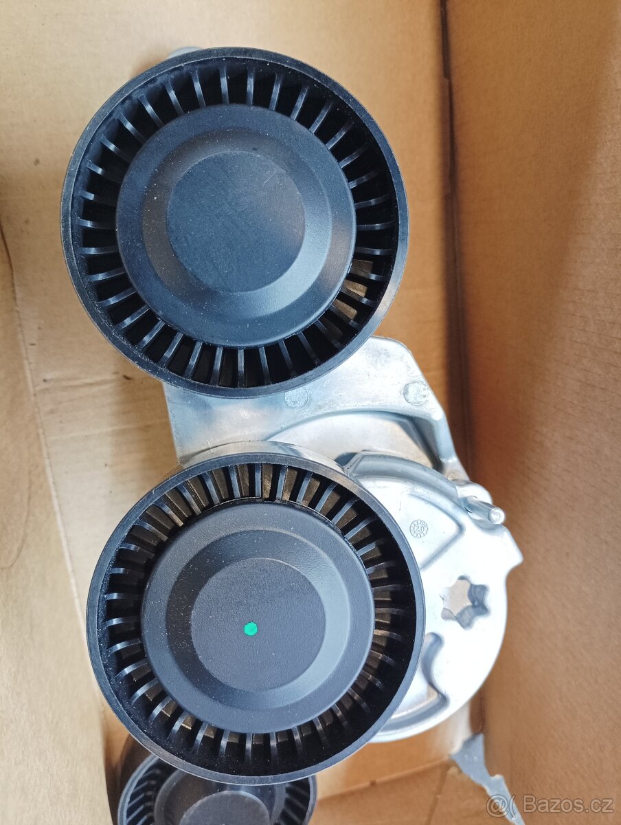 Volvo XC90 - napínák klínového řemenu. - 3