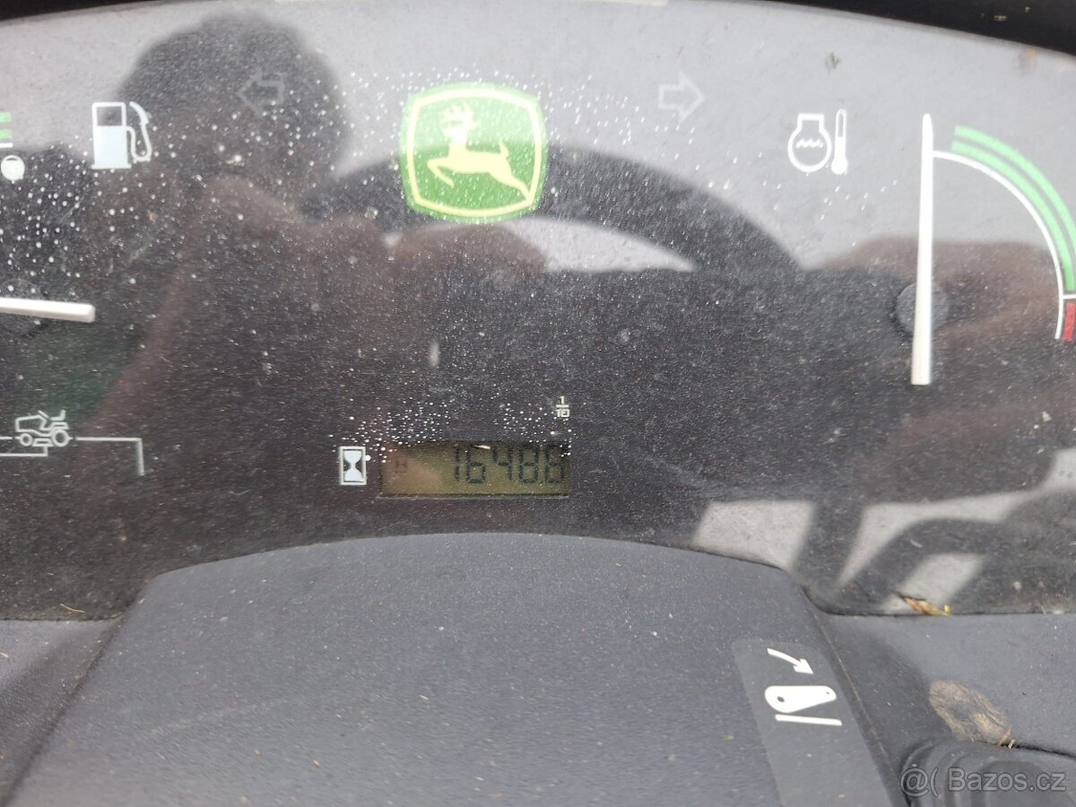 Zahradní traktor John Deere X740 - 3