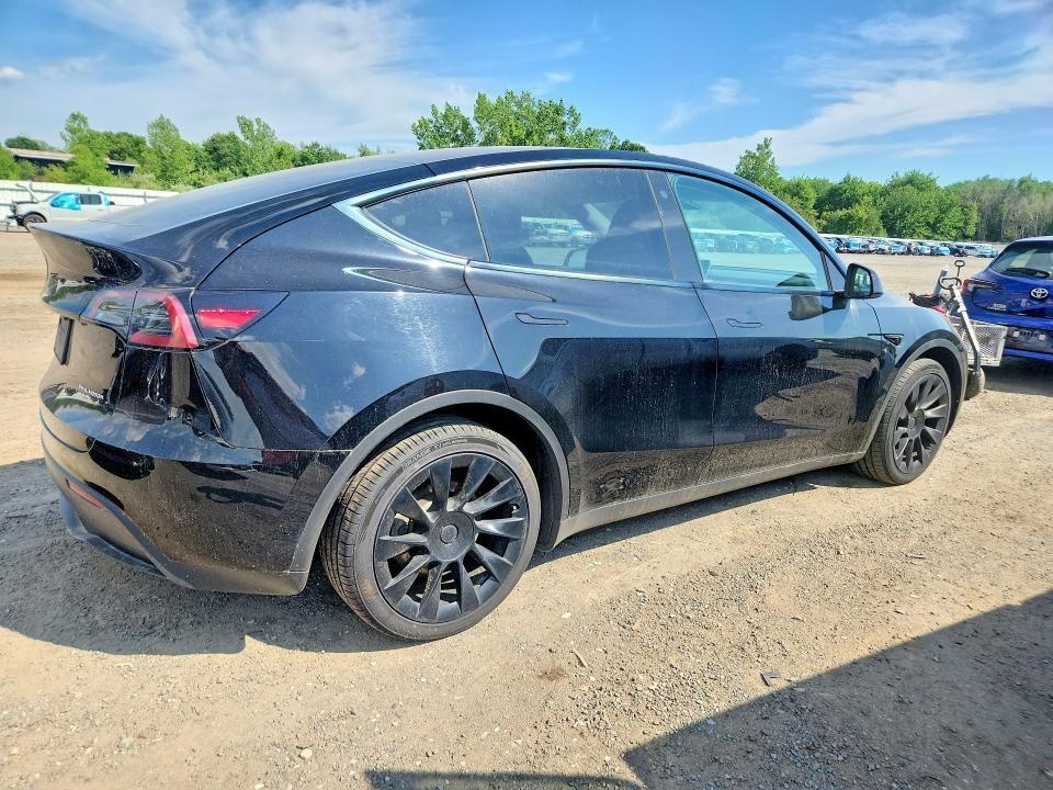 Tesla Model Y 2023 - 3