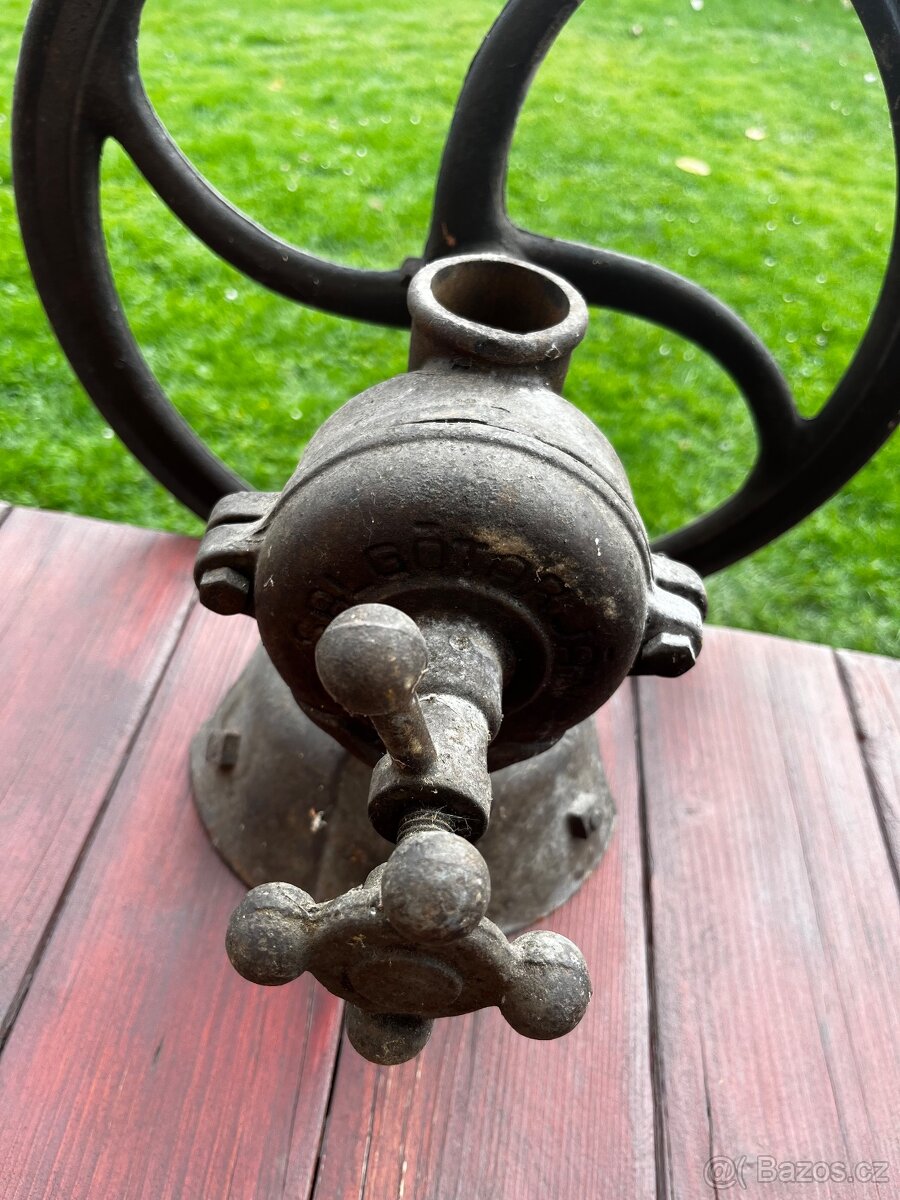 Starožitný ruční mlýn, mlýnek - 3