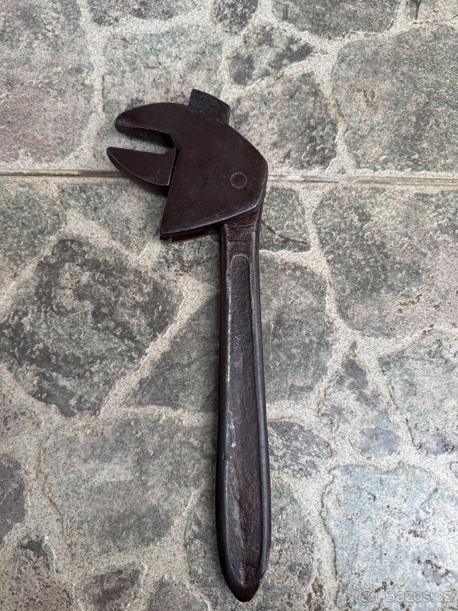 Starý samosvorný klíč - hasák a starou ruční vrtačku - 3