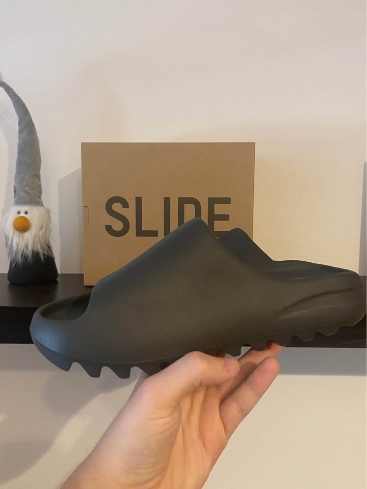 Yeezy Slide Granite - 3